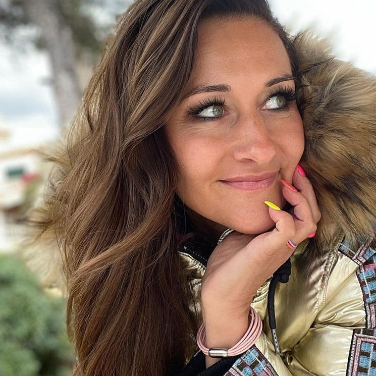 leder-armband-damen-rosa-silber-fem-Edelstahlverschluss-getragenn-wavepirate-shop-r