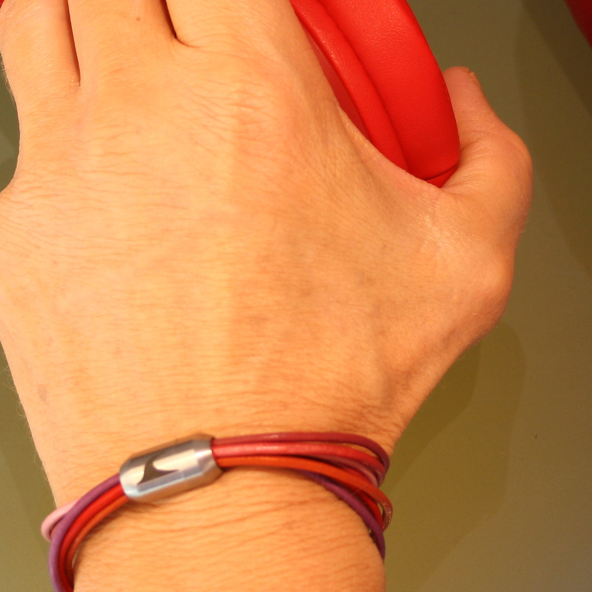 leder-armband-damen-rot-rosa-pink-silber-fem-Edelstahlverschluss-getragen-wavepirate-shop-r