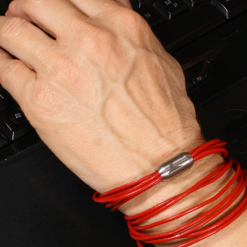 leder-armband-damen-rot-silber-fem2-Edelstahlverschluss-getragen-wavepirate-shop-r
