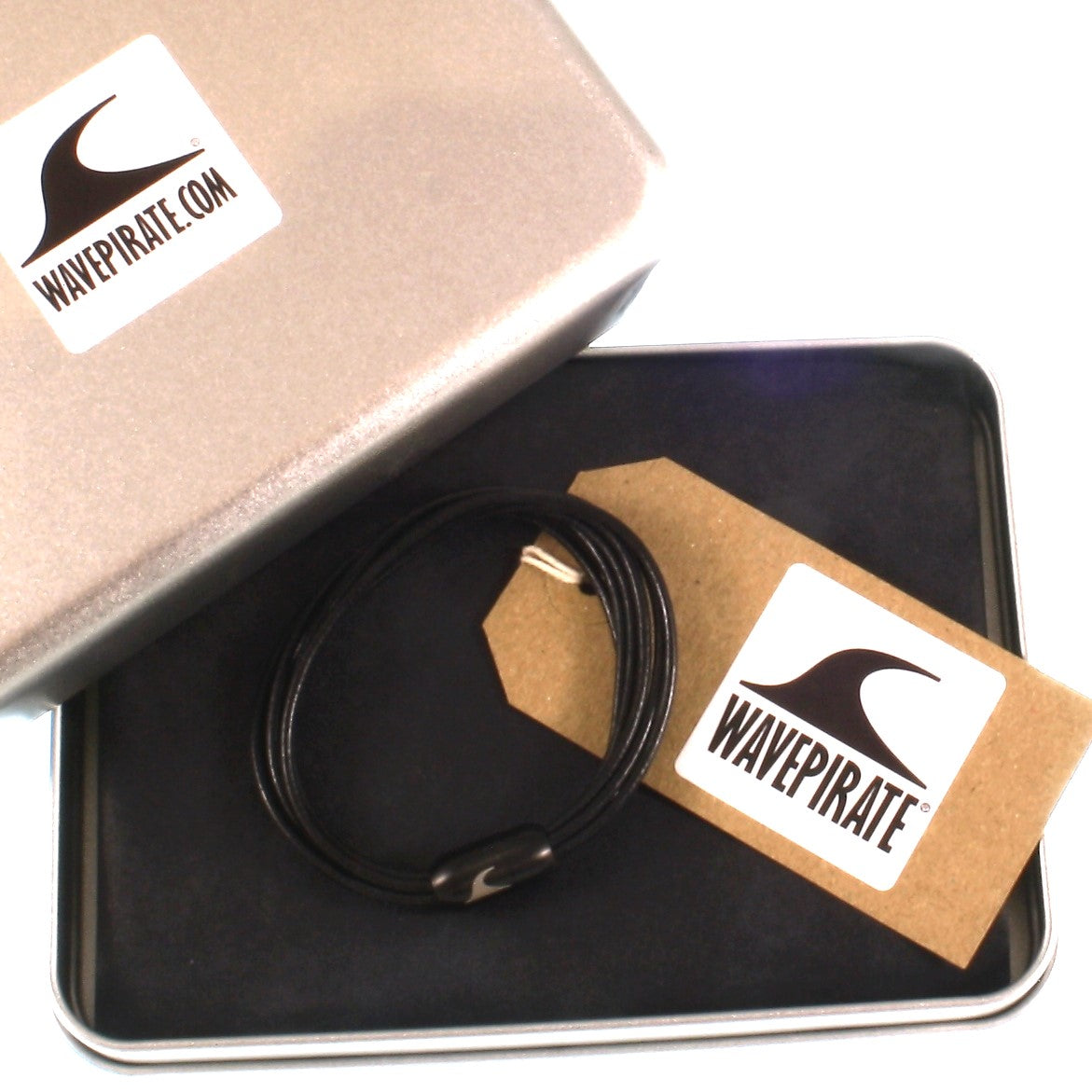 leder-armband-damen-schwarz-fem-Edelstahlverschluss-geschenkverpackung-wavepirate-shop-r