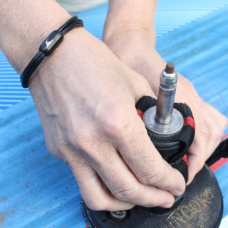 leder-armband-damen-schwarz-fem-Edelstahlverschluss-getragen-wavepirate-shop-r