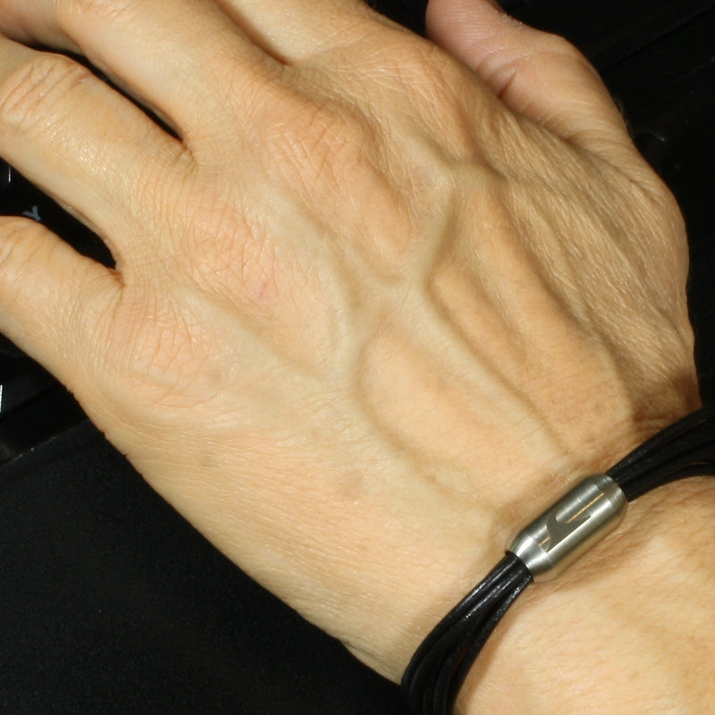 leder-armband-damen-schwarz-silber-fem-Edelstahlverschluss-getragen-wavepirate-shop-r