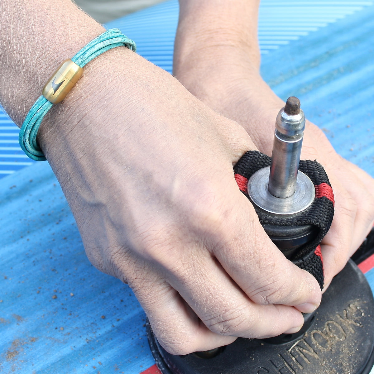 leder-armband-damen-tuerkis-gold-fem-Edelstahlverschluss-getragen-wavepirate-shop-r