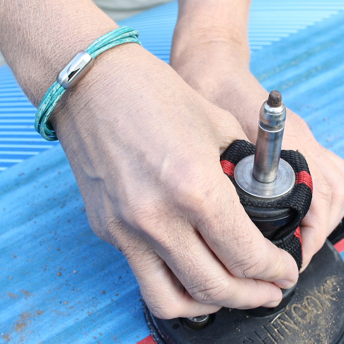 leder-armband-damen-tuerkis-silber-fem-Edelstahlverschluss-getragen-wavepirate-shop-r