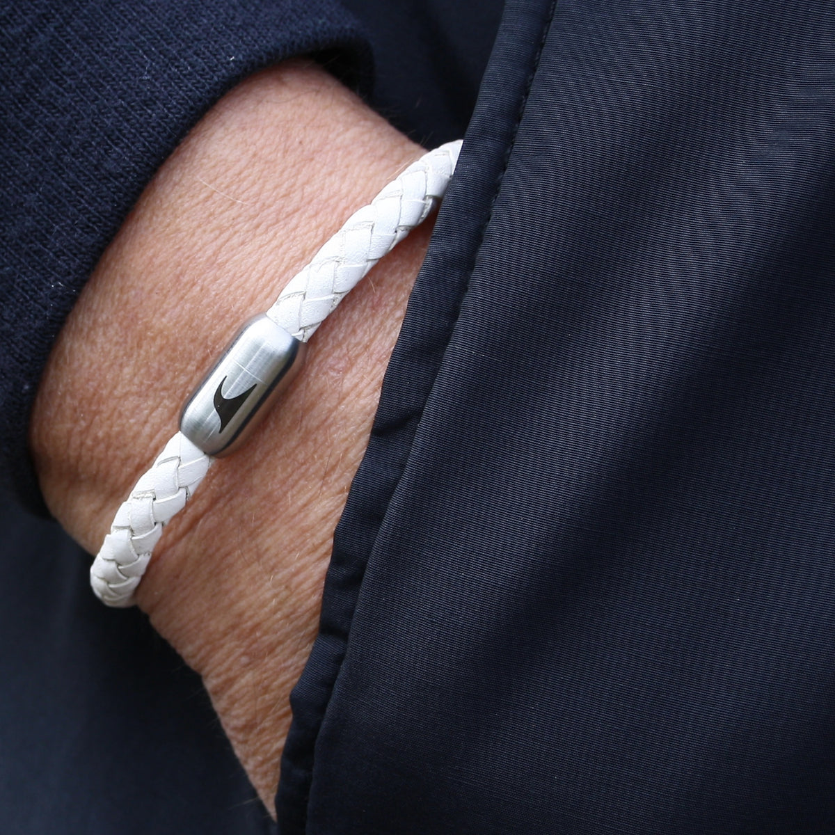 leder-armband-herren-steel-weiss-silber-steel-geflochten-Edelstahlverschluss-getragen-wavepirate-shop-f