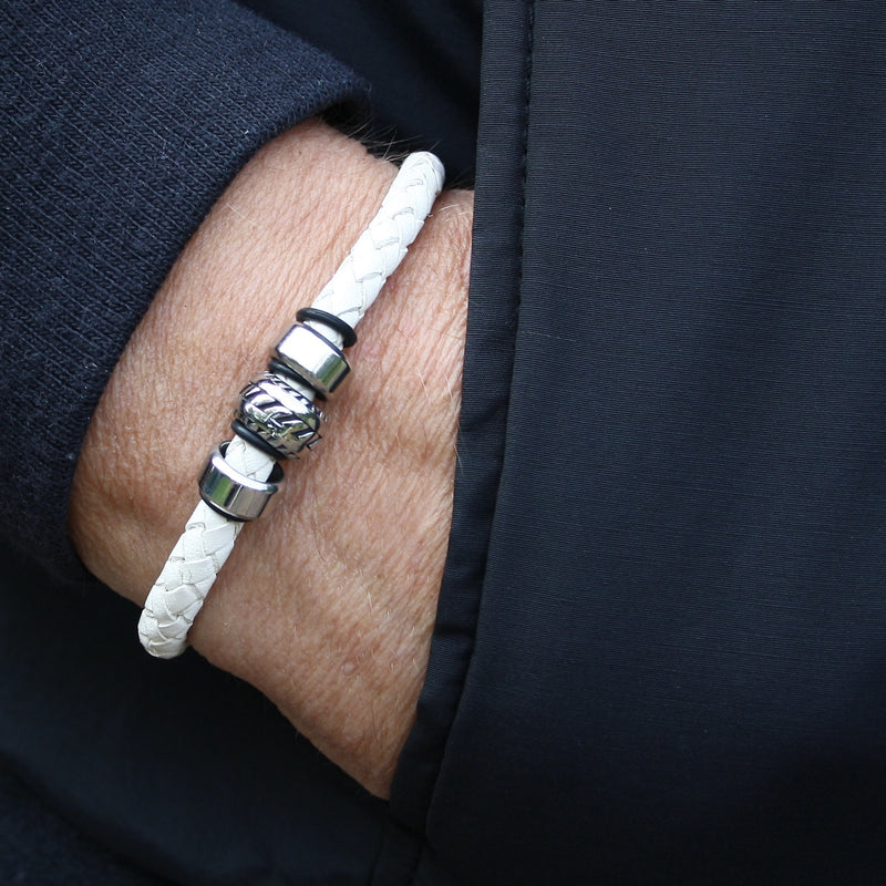 leder-armband-herren-steel-weiss-silber-steel-geflochten-Edelstahlverschluss-getragen-wavepirate-shop-f2