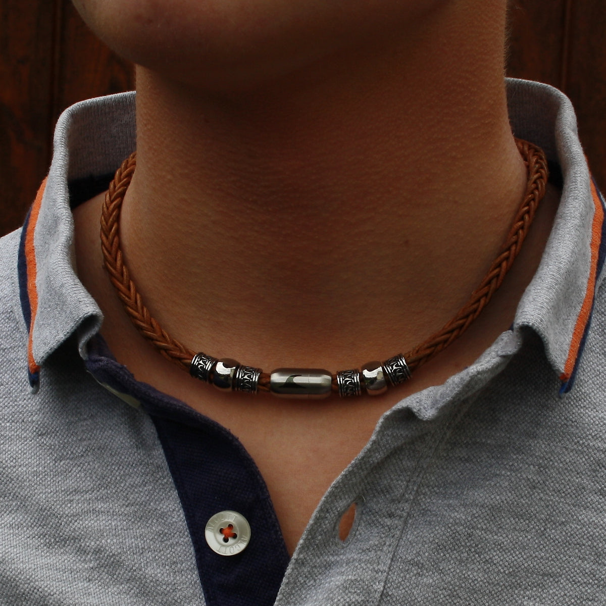 leder-halskette-Herren-damen-atoll-cognac-silber-silber-geflochten-Edelstahlverschluss-getragen-wavepirate-shop-z8