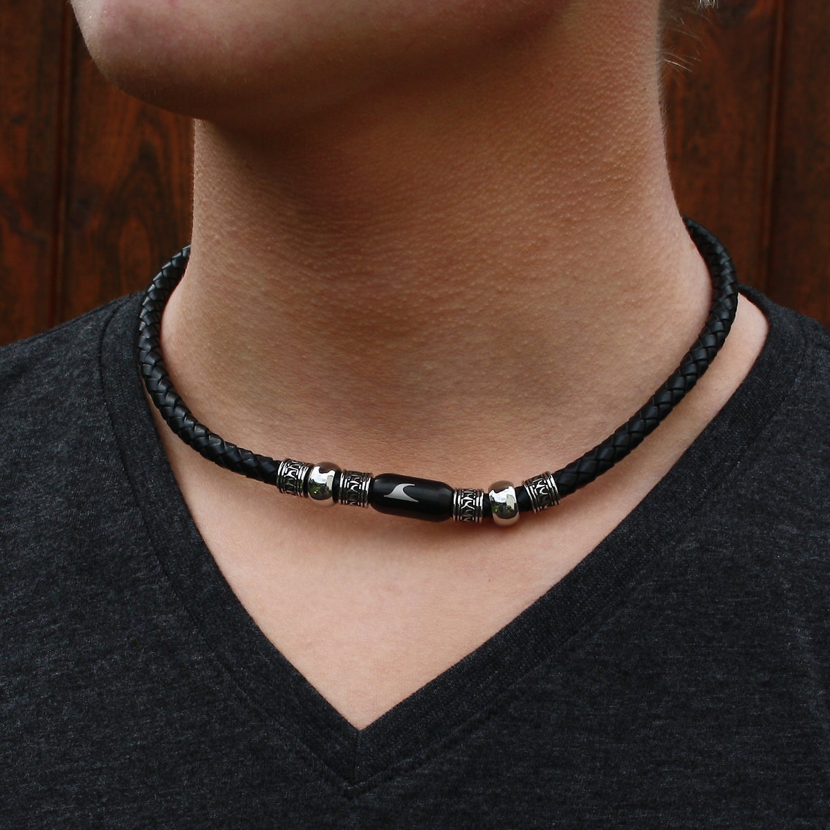 leder-halskette-Herren-damen-atoll-schwarz-geflochten-Edelstahlverschluss-getragen-wavepirate-shop-f