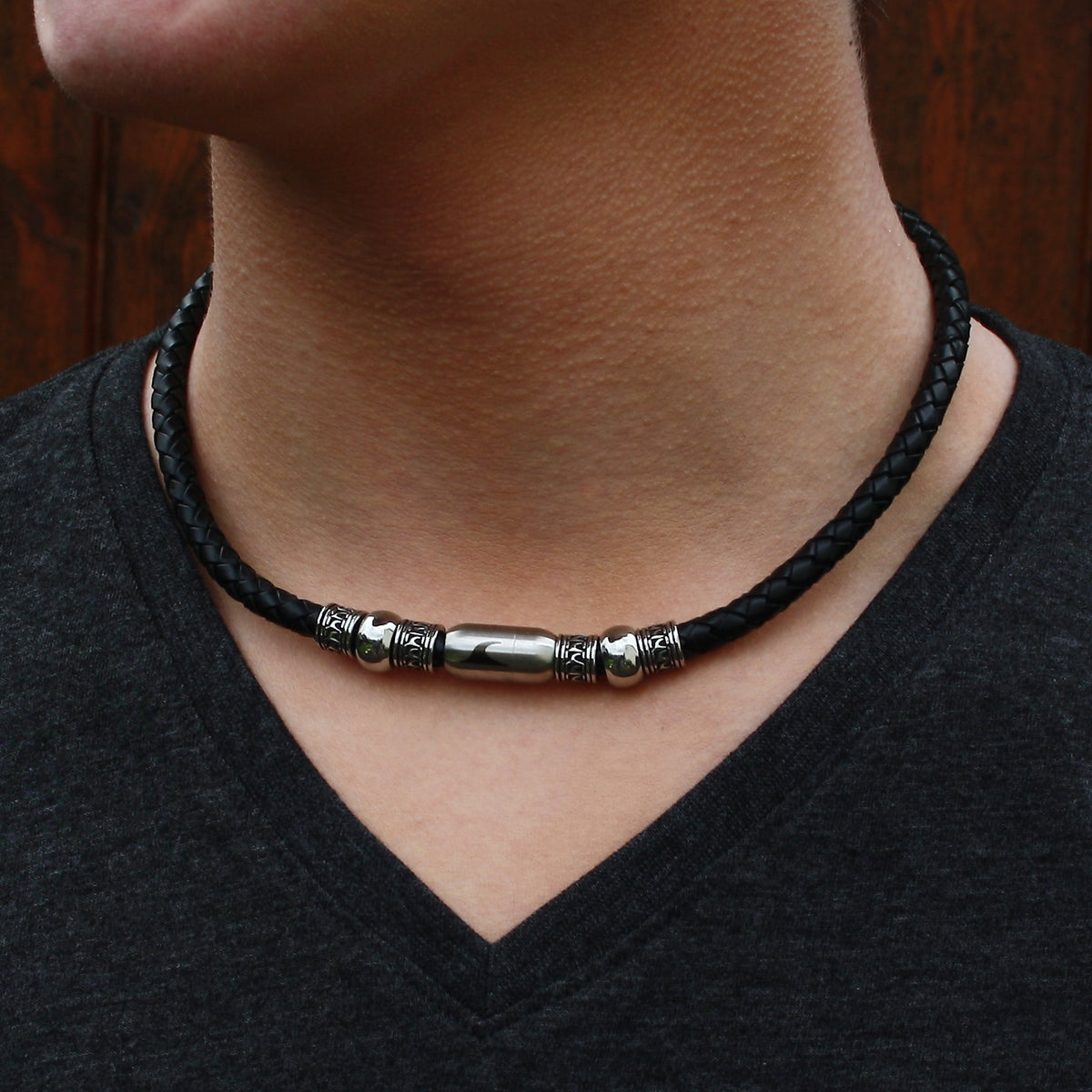 leder-halskette-Herren-damen-atoll-schwarz-silber-geflochten-Edelstahlverschluss-getragen-wavepirate-shop-f