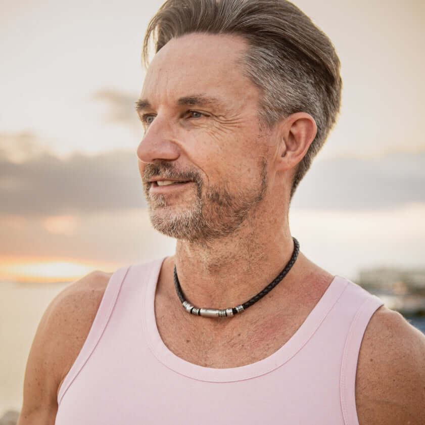 leder-halskette-Herren-damen-atoll-schwarz-silber-geflochten-Edelstahlverschluss-getragen-wavepirate-shop-f1