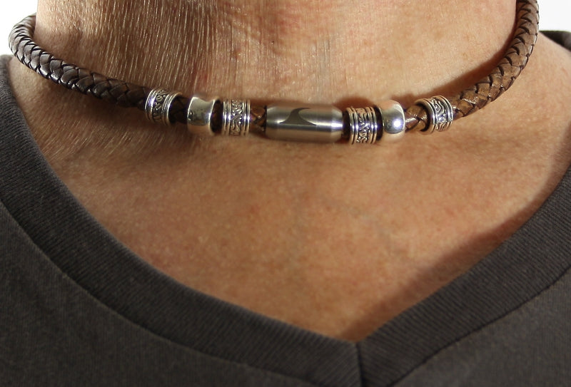 leder-halskette-Herren-damen-charm-cognac-silber-geflochten-Edelstahlverschluss-getragen-wavepirate-shop-f