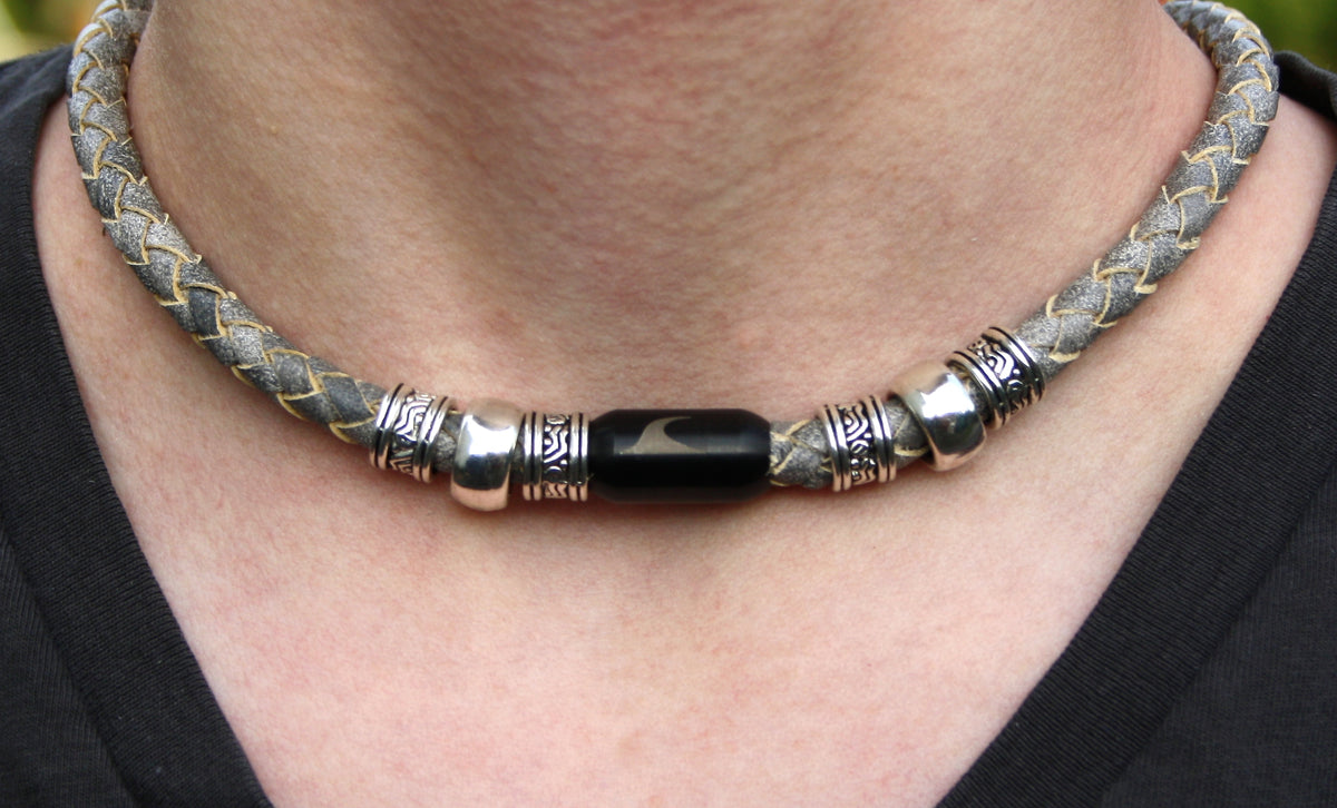 leder-halskette-Herren-damen-charm-grau-schwarz-geflochten-Edelstahlverschluss-getragen-wavepirate-shop-f