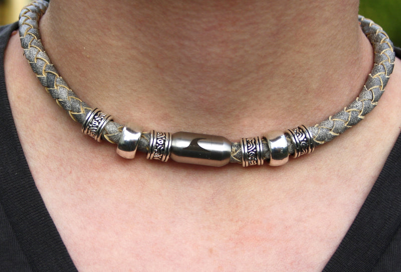 leder-halskette-Herren-damen-charm-grau-silber-geflochten-Edelstahlverschluss-getragen-wavepirate-shop-f