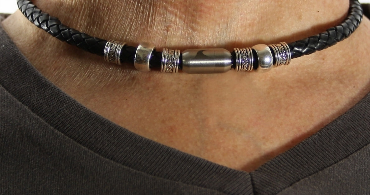 leder-halskette-Herren-damen-charm-schwarz-silber-geflochten-Edelstahlverschluss-getragen-wavepirate-shop-f