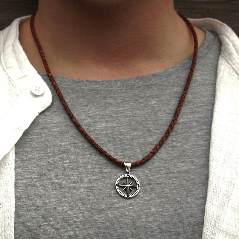 leder-halskette-Herren-damen-kompass-windrose-cognac-geflochten-Edelstahlverschluss-getragen-wavepirate-shop-f