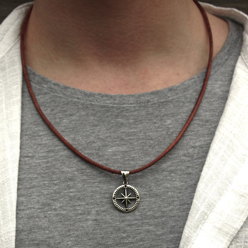 leder-halskette-Herren-damen-kompass-windrose-cognac-riemen-massiv-Edelstahlverschluss-getragen-wavepirate-shop-r