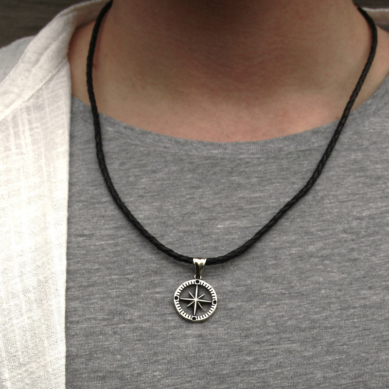 leder-halskette-Herren-damen-kompass-windrose-schwarz-geflochten-Edelstahlverschluss-getragen-wavepirate-shop-f