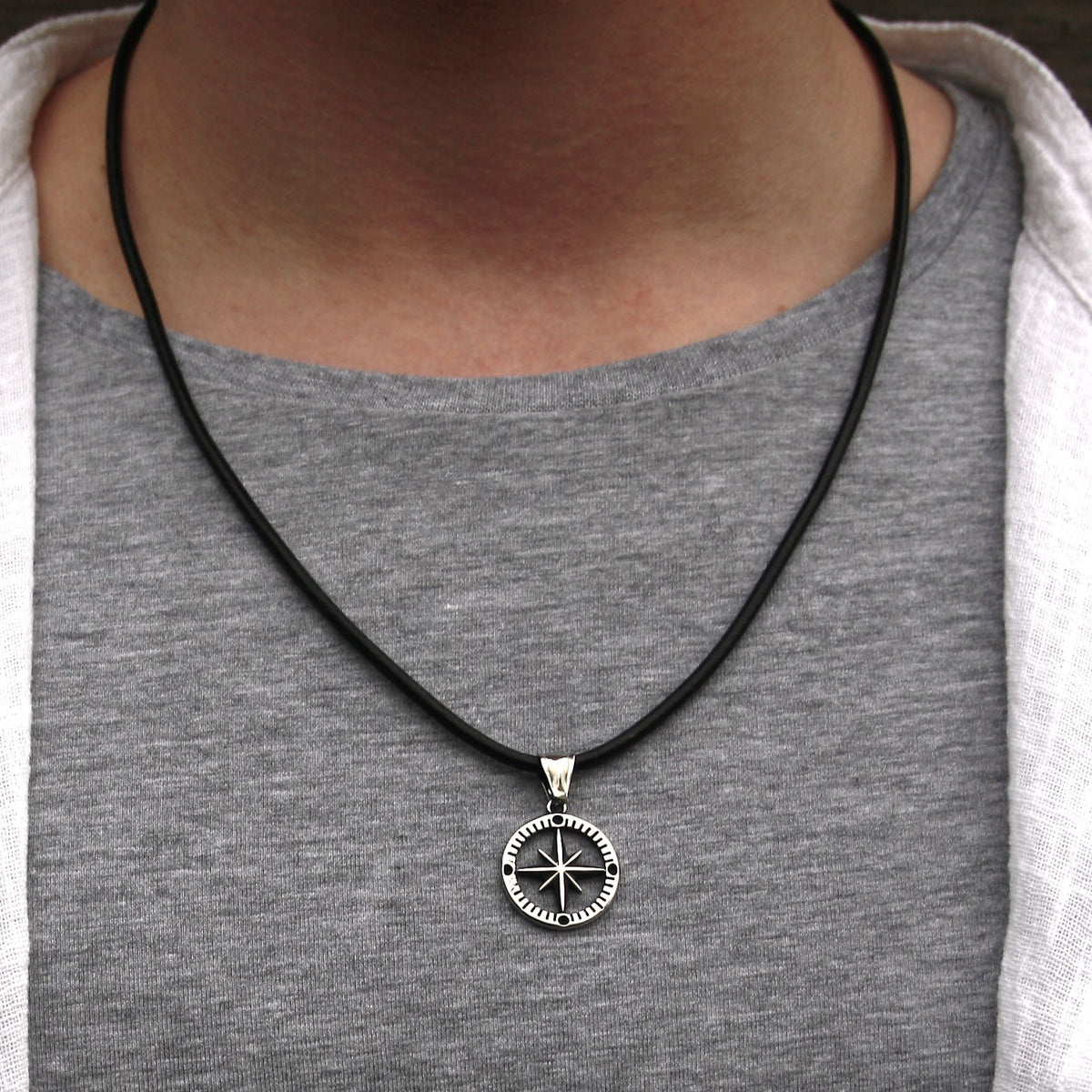 leder-halskette-Herren-damen-kompass-windrose-schwarz-riemen-massiv-Edelstahlverschluss-getragen-wavepirate-shop-r