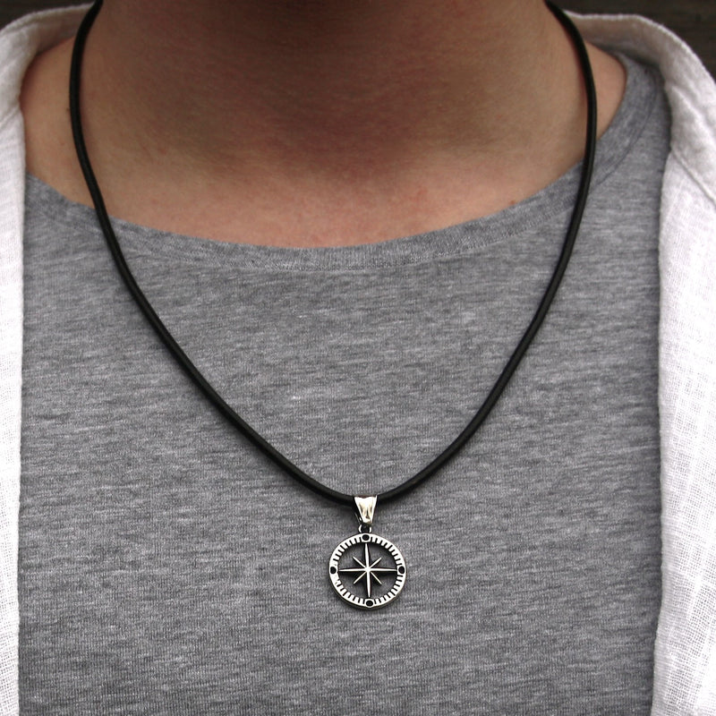 leder-halskette-Herren-damen-kompass-windrose-schwarz-riemen-massiv-Edelstahlverschluss-getragen-wavepirate-shop-r