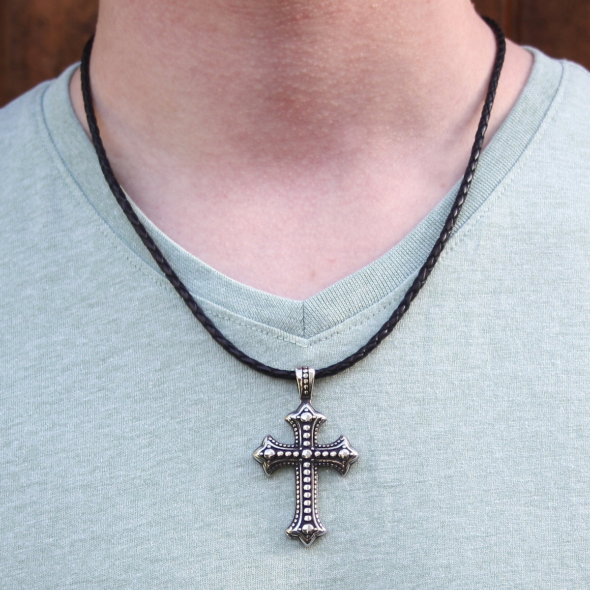 leder-halskette-Herren-damen-kreuz-braun-geflochten-Edelstahlverschluss-getragen-wavepirate-shop-f