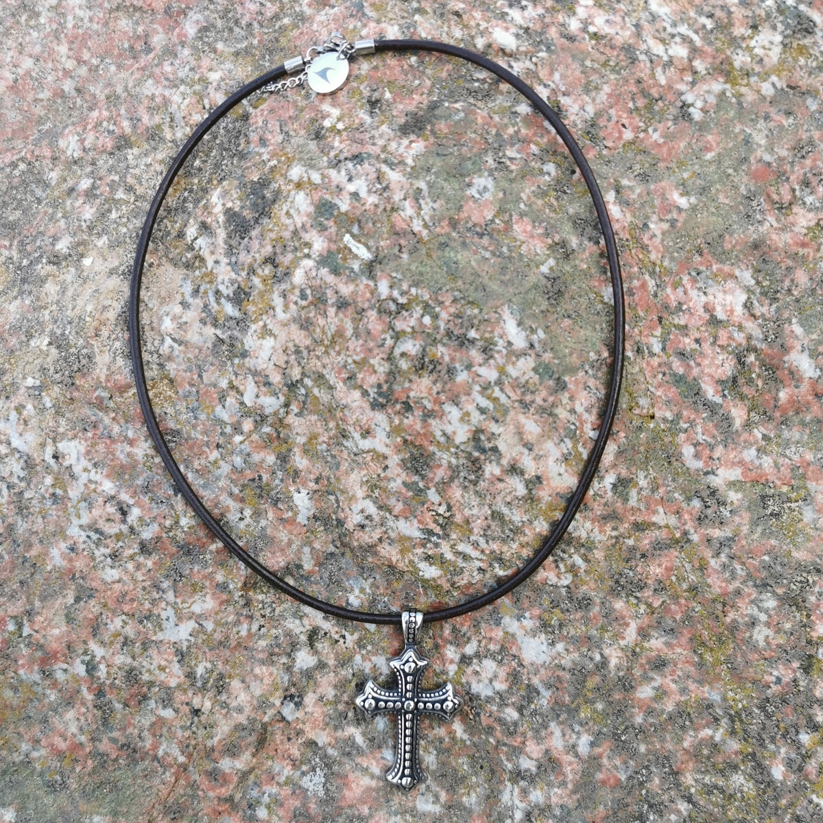 leder-halskette-Herren-damen-kreuz-braun-riemen-massiv-Edelstahlverschluss-total-wavepirate-shop-r
