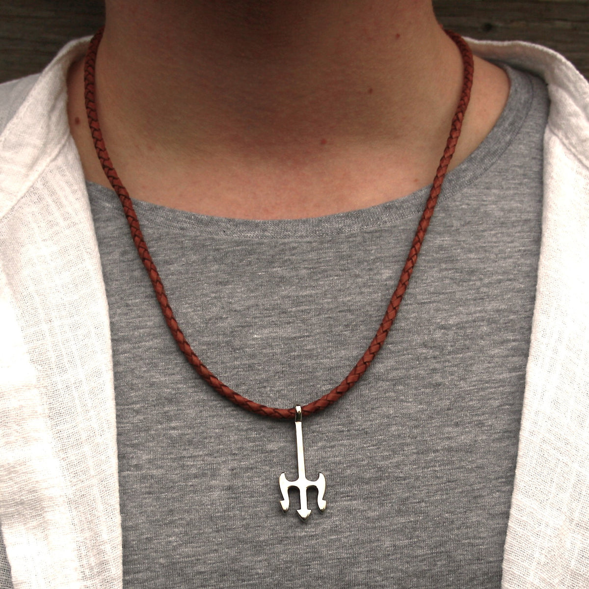 leder-halskette-Herren-damen-neptun-cognac-geflochten-Edelstahlverschluss-getragen-wavepirate-shop-f