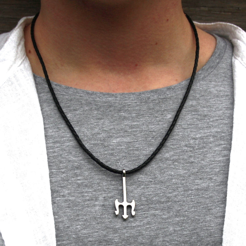 leder-halskette-Herren-damen-neptun-schwarz-geflochten-Edelstahlverschluss-getragen-wavepirate-shop-f