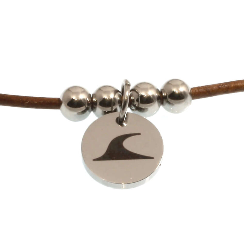 leder-halskette-damen-Herren-aloha-cognac-silber-riemen-Edelstahlverschluss-detail-wavepirate-shop-rz