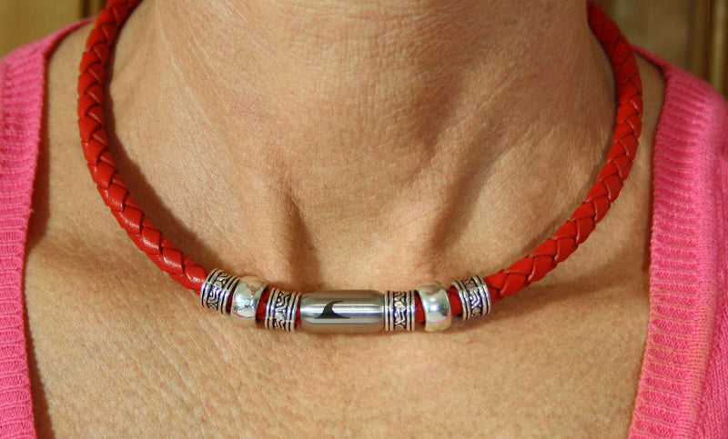 leder-halskette-damen-Herren-charm-rot-silber-geflochten-Edelstahlverschluss-getragen-wavepirate-shop-f