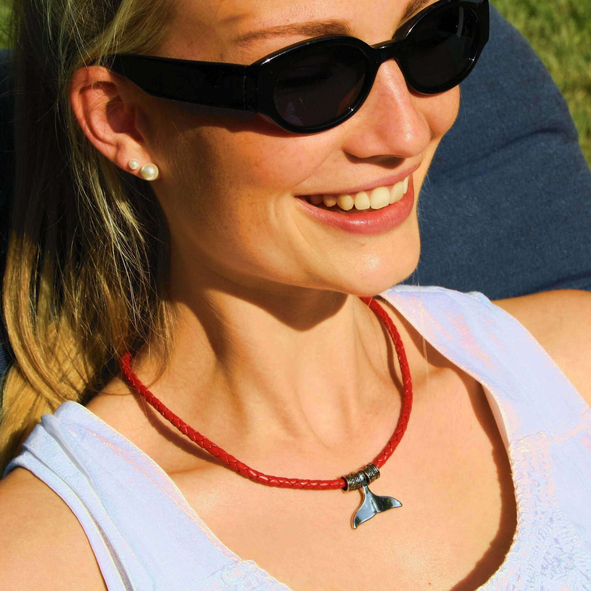 leder-halskette-damen-Herren-moby-wal-rot-geflochten-Edelstahlverschluss-getragen-wavepirate-shop-f1