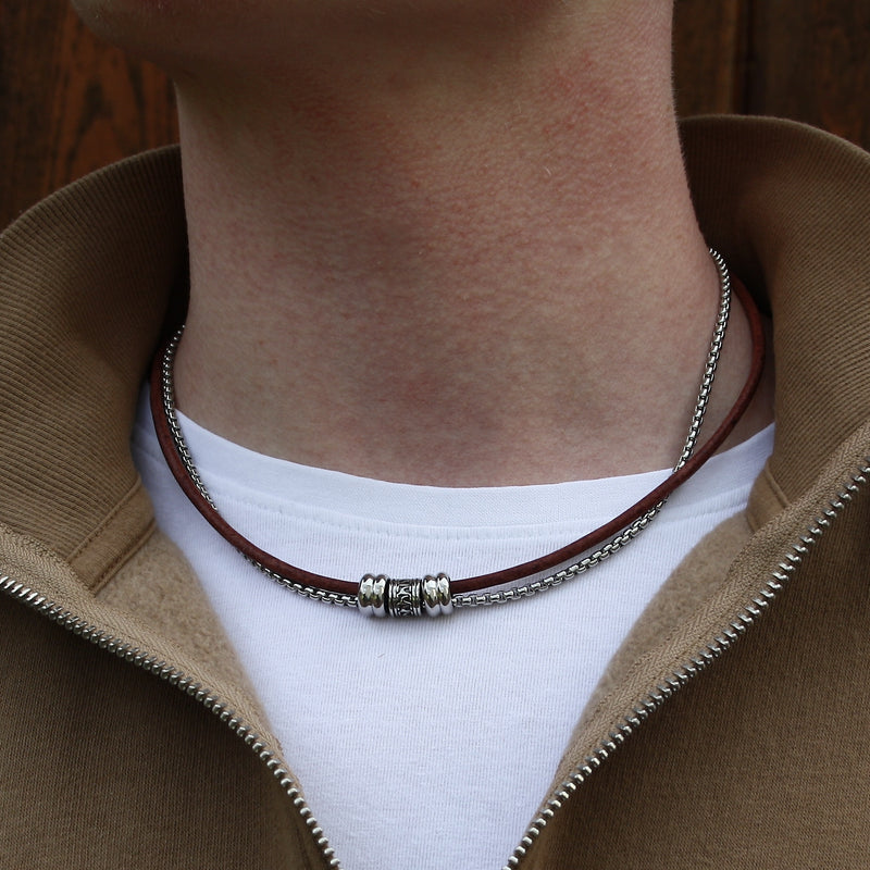 leder-halskette-herren-cognac-edelstahl-les-riemen-massiv-Edelstahlverschluss-getragen-wavepirate-shop-r