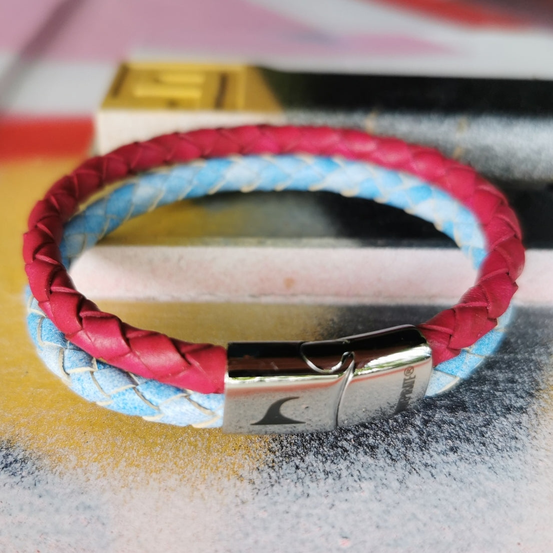 lederarmband-damen-hellblau-pink-swell-geflochten-Edelstahlverschluss-detail-wavepirate-shop-mx