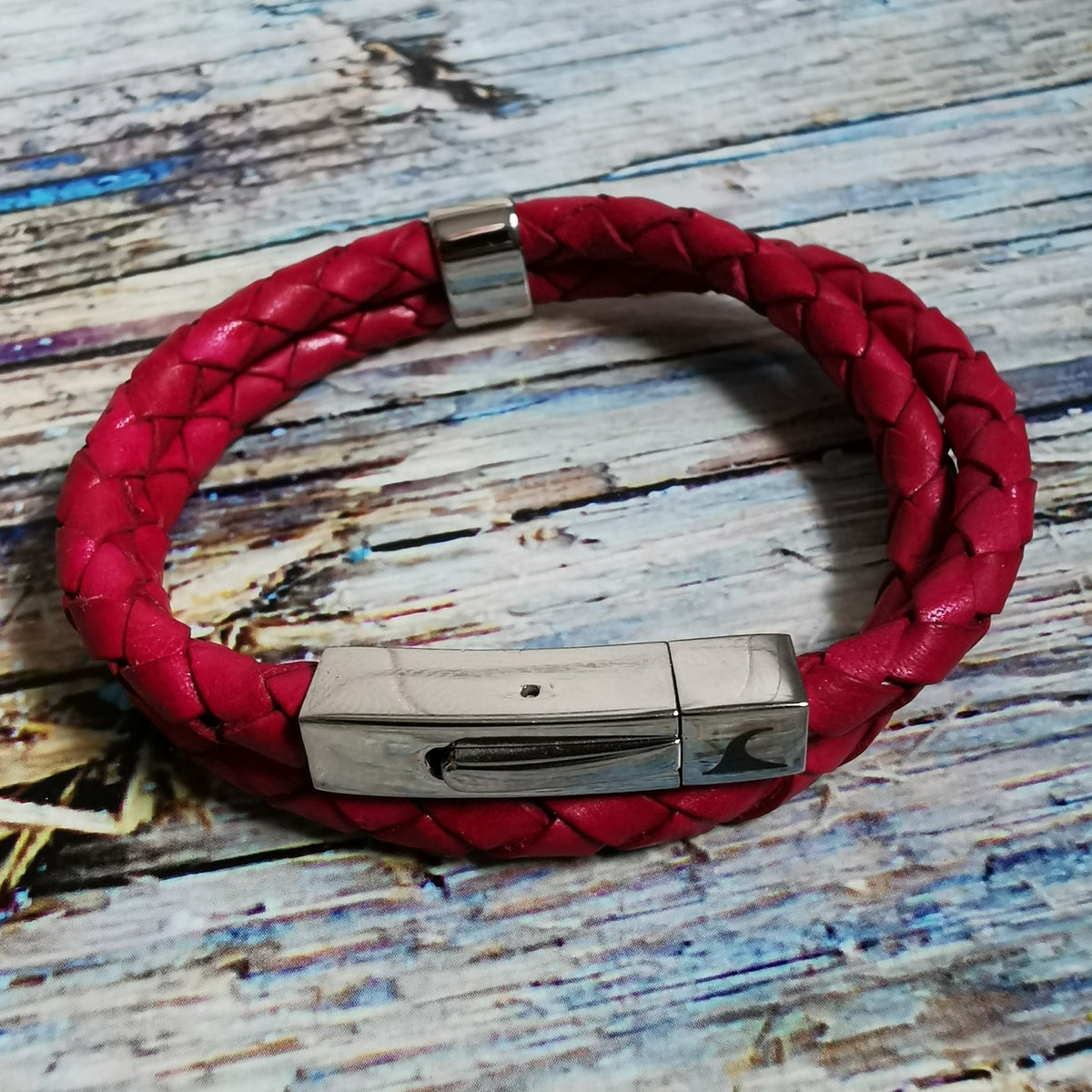 lederarmband-damen-himbeer-two-geflochten-Edelstahlverschluss-detail-wavepirate-shop-f