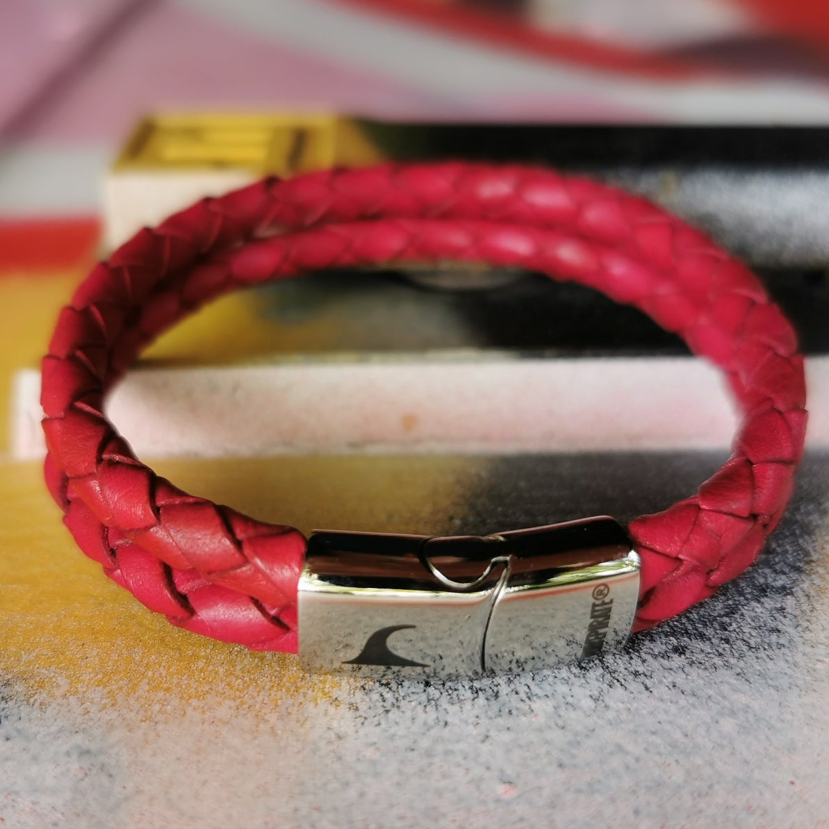 lederarmband-damen-pink-swell-geflochten-Edelstahlverschluss-detail-wavepirate-shop-mx