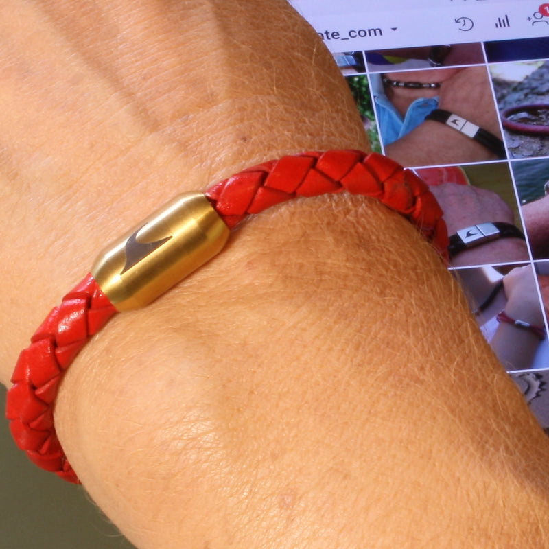 lederarmband-damen-rot-gold-sylt-geflochten-Edelstahlverschluss-getragen-wavepirate-shop-f