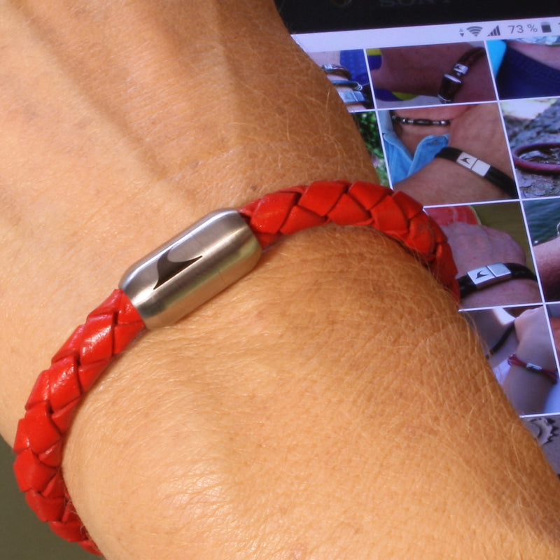 lederarmband-damen-rot-silber-sylt-geflochten-Edelstahlverschluss-getragen-wavepirate-shop-f