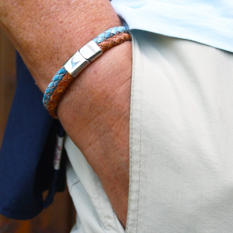 lederarmband-herren-blau-braun-swell-heaven-earth-geflochten-Edelstahlverschluss-getragen-wavepirate-shop-sw