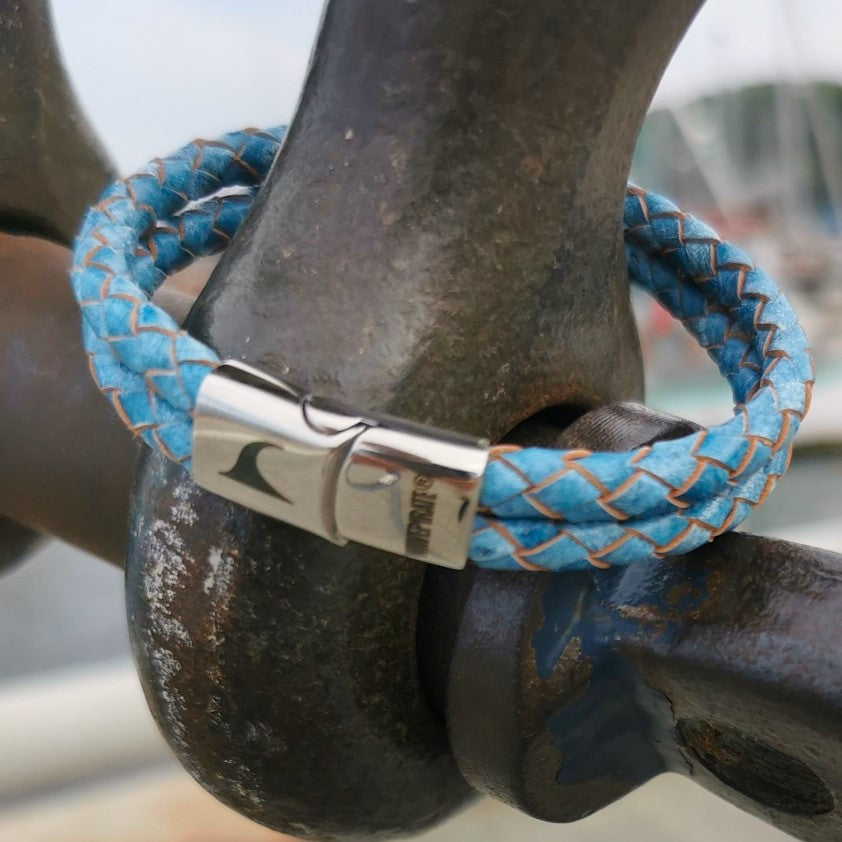 lederarmband-herren-blau-hellblau-swell-geflochten-Edelstahlverschluss-detail-wavepirate-shop-sw