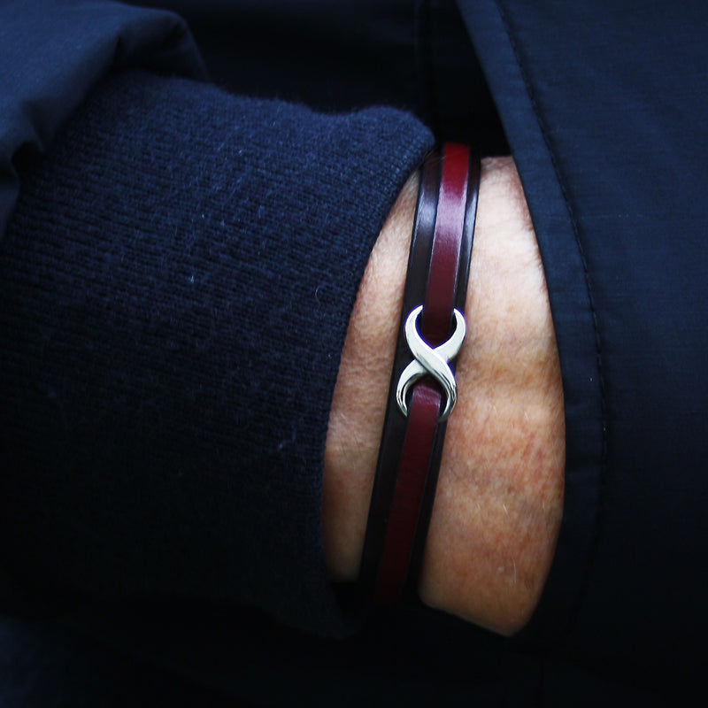 lederarmband-herren-braun-bordeaux-infinity-Edelstahlverschluss-getragen-wavepirate-shop