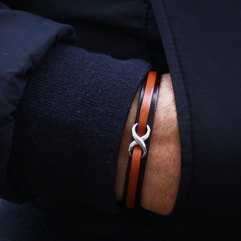 lederarmband-herren-braun-cognac-infinity-Edelstahlverschluss-getragen-wavepirate-shop