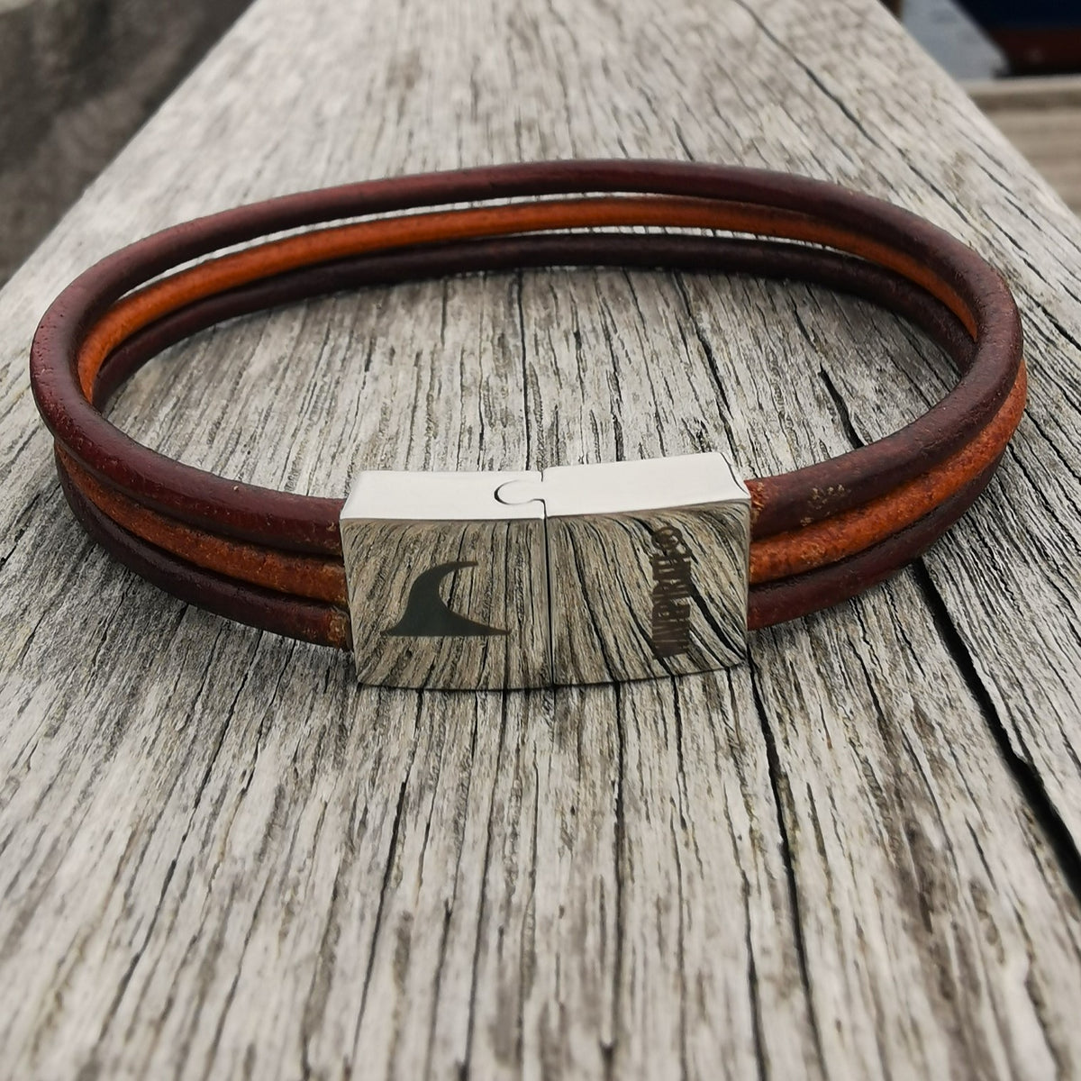 lederarmband-herren-braun-cognac-trio-massiv-Edelstahlverschluss-detail-wavepirate-shop-r