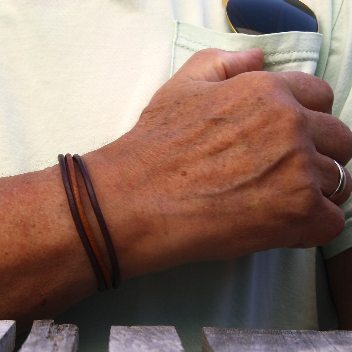 lederarmband-herren-braun-cognac-trio-massiv-Edelstahlverschluss-getragen-wavepirate-shop-r