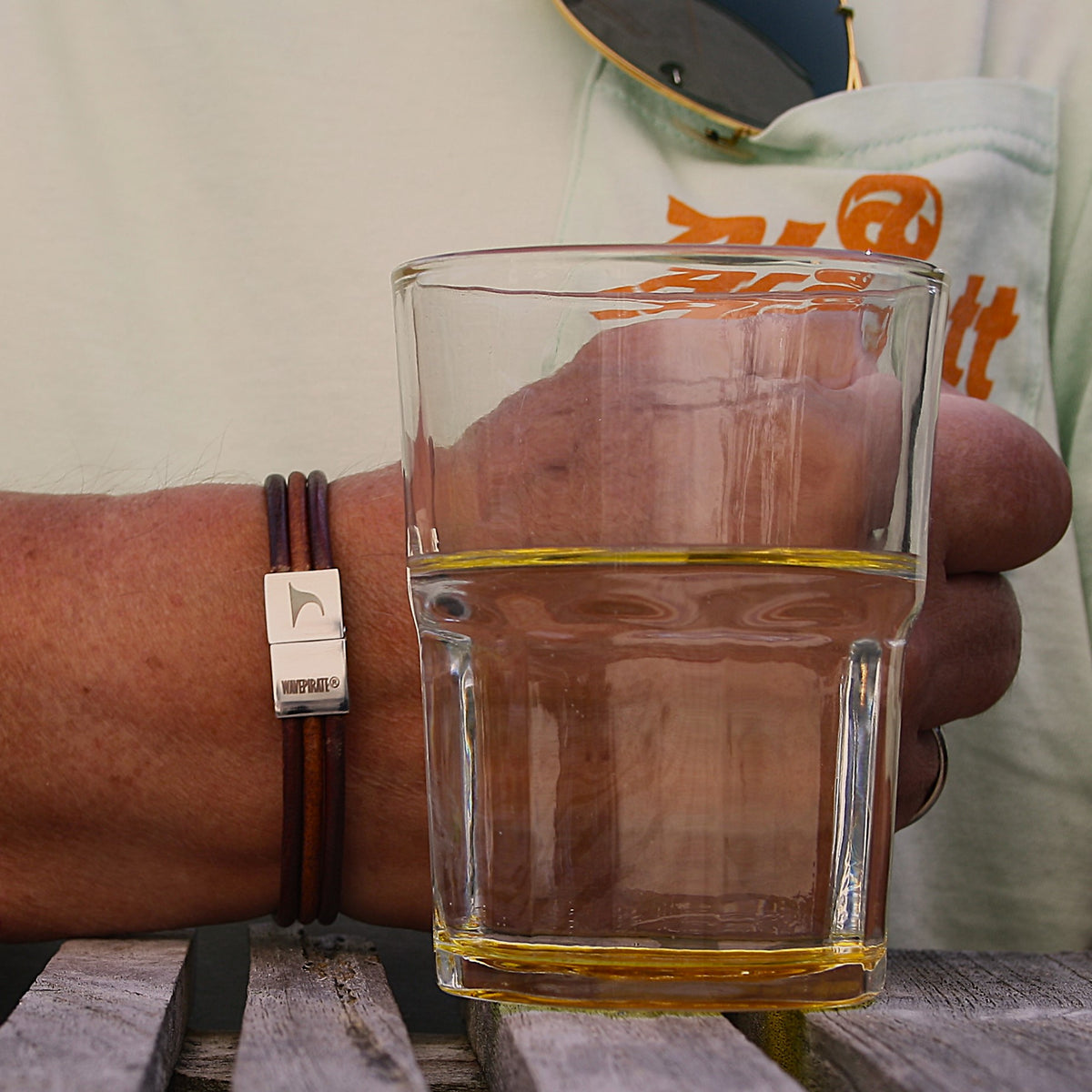 lederarmband-herren-braun-cognac-trio-massiv-Edelstahlverschluss-getragen1-wavepirate-shop-r