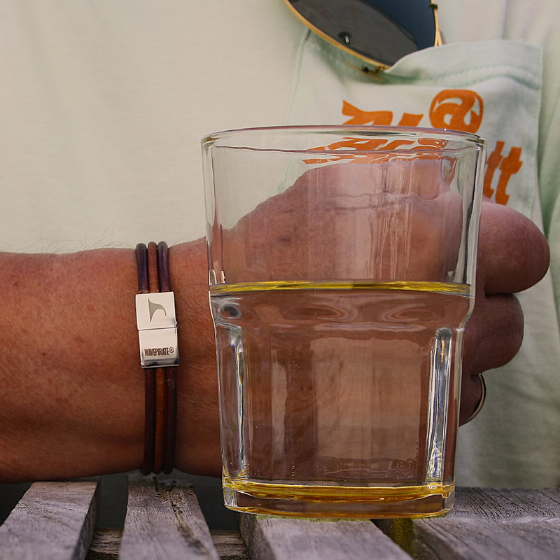 lederarmband-herren-braun-cognac-trio-massiv-Edelstahlverschluss-getragen1-wavepirate-shop-r