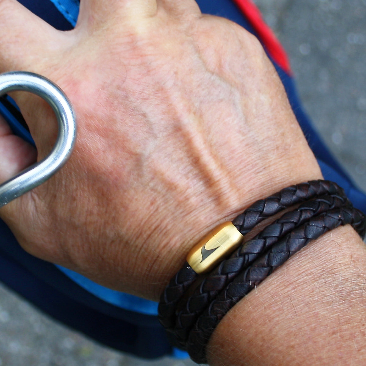 lederarmband-herren-braun-gold-storm-geflochten-Edelstahlverschluss-getragen-wavepirate-shop-f