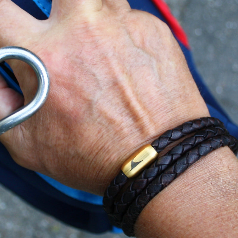 lederarmband-herren-braun-gold-storm-geflochten-Edelstahlverschluss-getragen-wavepirate-shop-f