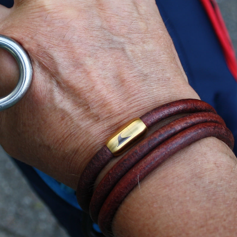 lederarmband-herren-braun-gold-storm-massiv-Edelstahlverschluss-getragen-wavepirate-shop-r