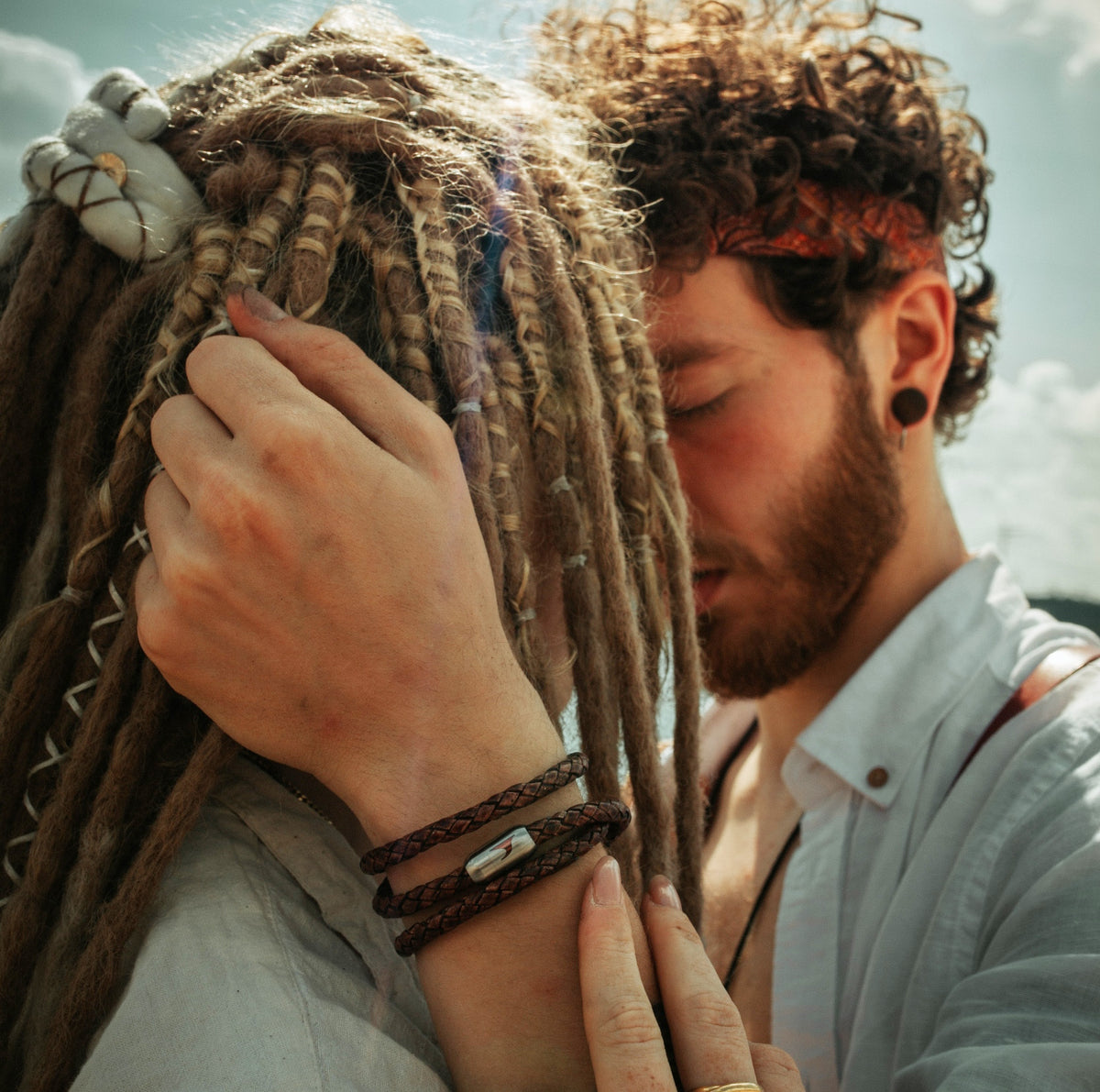lederarmband-herren-braun-storm-geflochten-Edelstahlverschluss-getragen-wavepirate-shop-f-1