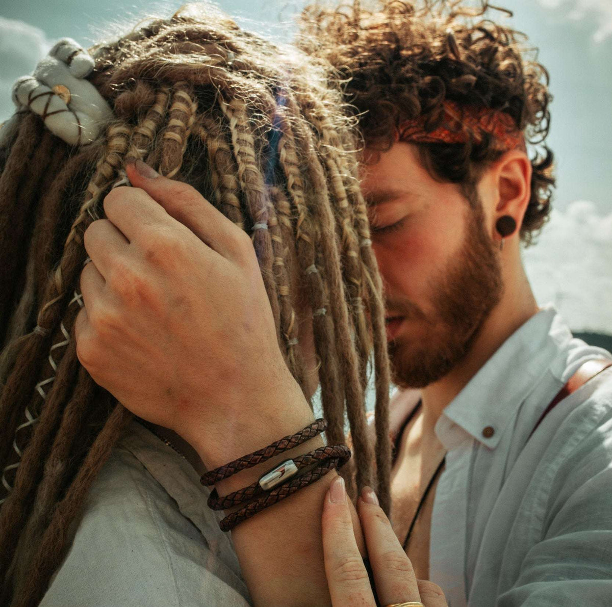 lederarmband-herren-braun-storm-geflochten-Edelstahlverschluss-getragen-wavepirate-shop-f-1