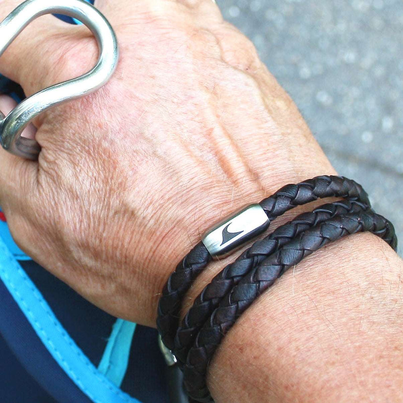 lederarmband-herren-braun-storm-geflochten-Edelstahlverschluss-getragen-wavepirate-shop-f